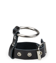Laden Sie das Bild in den Galerie-Viewer, Abschließbarer Penisring aus Kunstleder und Metall