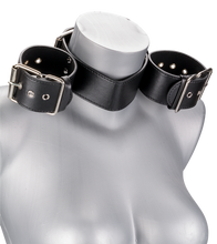 Laden Sie das Bild in den Galerie-Viewer, BDSM-Halsband mit Fesseln