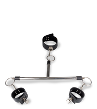 Laden Sie das Bild in den Galerie-Viewer, BDSM-Stange mit Halsband und Handfesseln