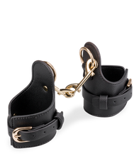 Laden Sie das Bild in den Galerie-Viewer, Handfesseln aus Kunstleder Justice