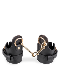 Laden Sie das Bild in den Galerie-Viewer, Handfesseln aus Kunstleder Justice