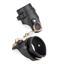 Laden Sie das Bild in den Galerie-Viewer, Handfesseln aus Kunstleder Justice