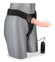 Laden Sie das Bild in den Galerie-Viewer, Hohler hautfarbener Umschnall-Vibrator Sascha