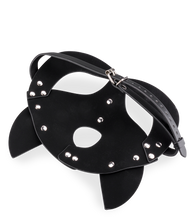 Laden Sie das Bild in den Galerie-Viewer, Katzenmaske aus Kunstleder mit Metallnieten